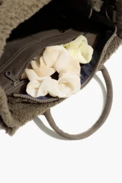 Small Sherpa Sloane Tote - Warm Ash -Popflex Store CopyofBF PF Sloane Sherpa Small Tote WarmAsh Inside Pocket Detail