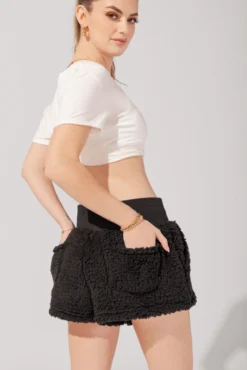 Faux Sherpa Short With Pockets - Black -Popflex Store KayleeOutfit8 0881 Edit b007b587 f9f5 4b84 96f6 e5d2be00671c