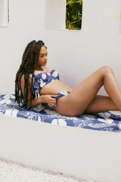 Sand To Studio Towel - Blue Palm And Castaño Palm -Popflex Store SamaraOutfit5 42809 Edit 461b92df 0a93 43bc 8d79 c2f47177c8ca